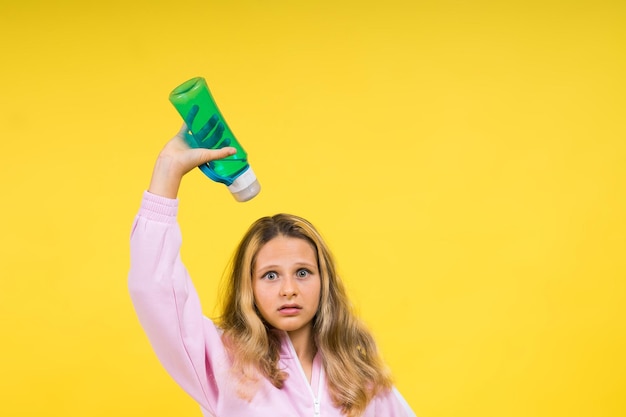 El cuidado del niño atlético del equilibrio hídrico en la hidratación corporal se siente sediento de proteína y botella de vitamina