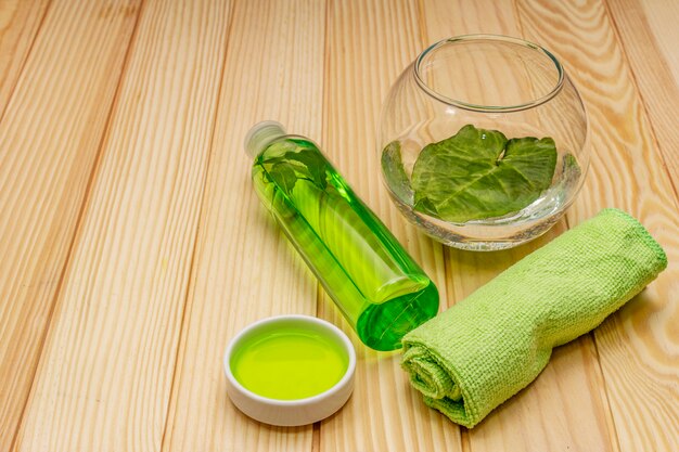 Cuidado personal en casa. Gel y agua tónica con té verde, toalla de baño. Concepto de spa de ingredientes naturales