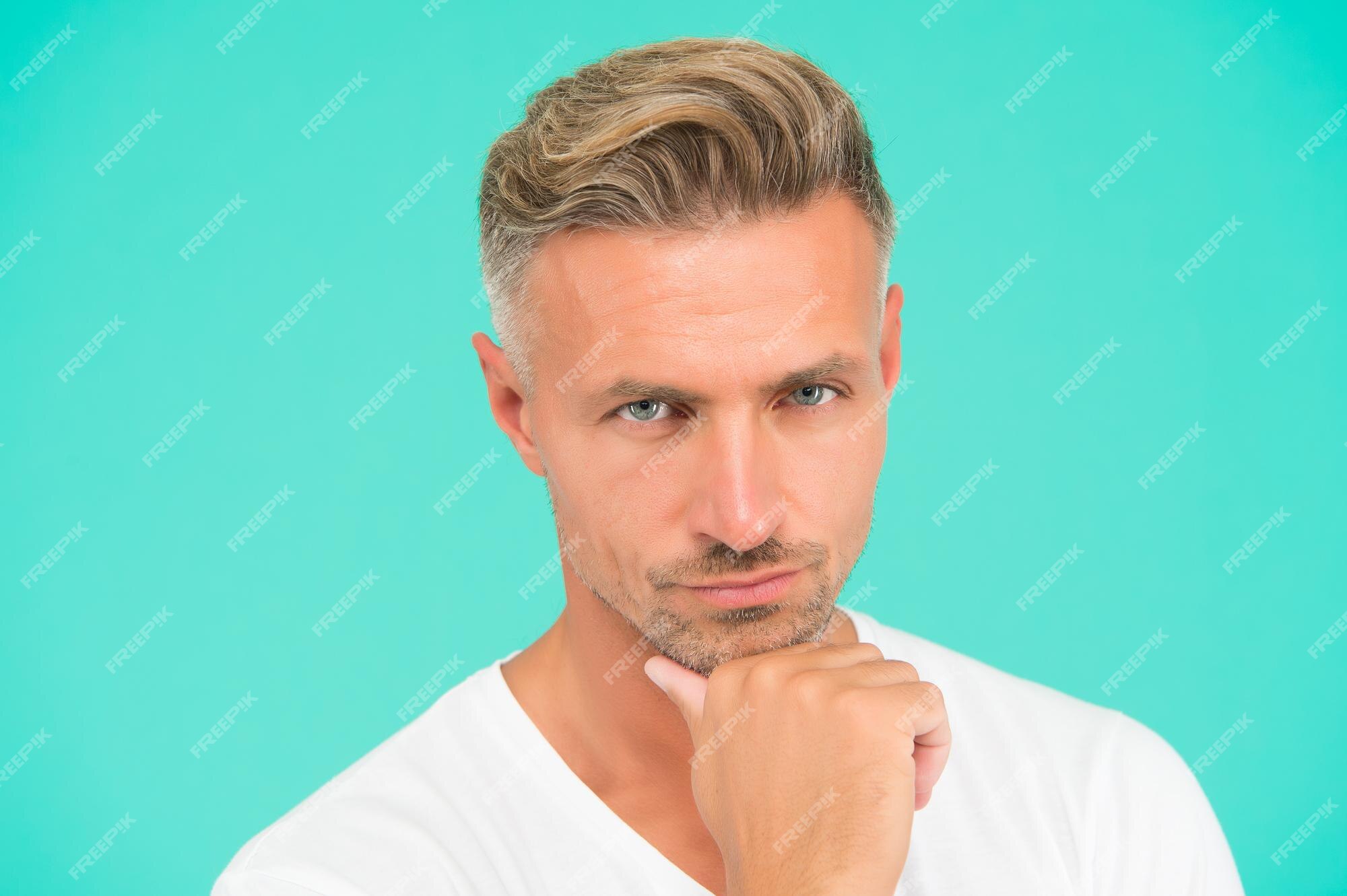 Cuidado personal chico serio y bien arreglado hombre guapo tiene una piel  perfecta en la cara nuevo tinte corte de pelo canas coloración del cabello  en la peluquería hombres belleza y salud