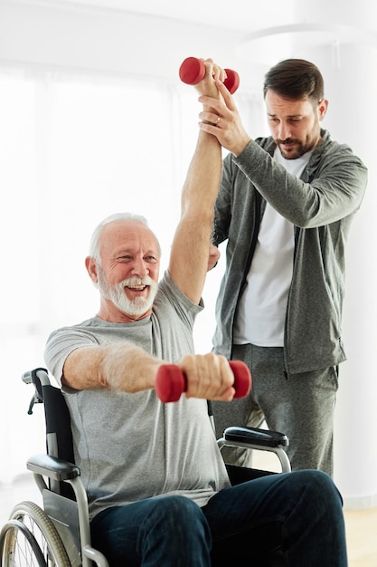 Cuidado de personas mayores ejercicio fisioterapia ejercicio ayuda asistencia casa de retiro fisioterapia fisioterapeuta fitness gimnasio banda elástica clínica terapeuta anciano