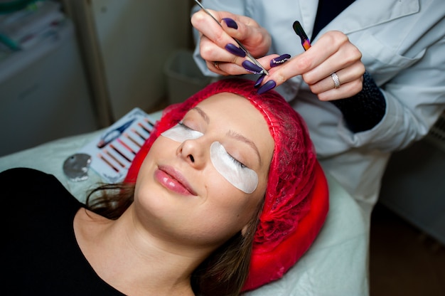 Cuidado de pestañas en el salón de belleza.