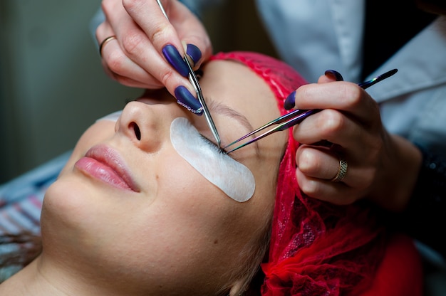 Cuidado de pestañas en el salón de belleza.