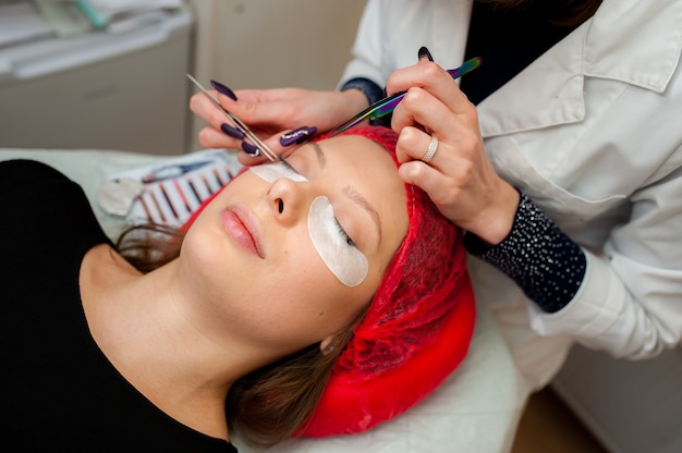 Cuidado de pestañas en el salón de belleza.