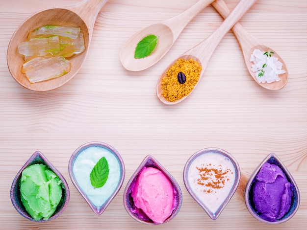 Cuidado de la piel alternativa y exfoliantes caseros en la mesa de madera.