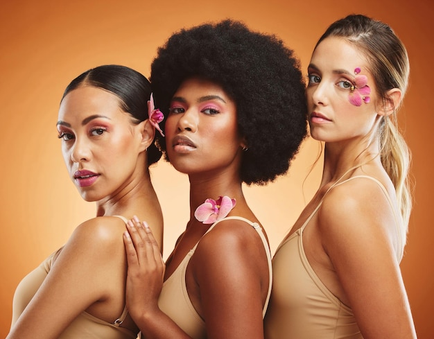 Cuidado de la piel y belleza de la diversidad con amigas modelo sobre un fondo marrón en el estudio para maquillaje o bienestar Empoderamiento de retratos y natural con un grupo femenino posando juntas para la inclusión