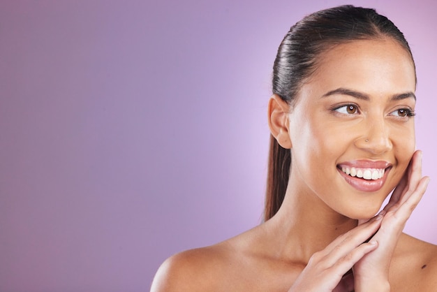 Cuidado de la piel belleza y mujer con las manos en la cara para productos de belleza de cosmetología y dermatología Maquillaje cosmético y niña feliz sobre fondo púrpura para tratamiento facial de bienestar y estética de spa