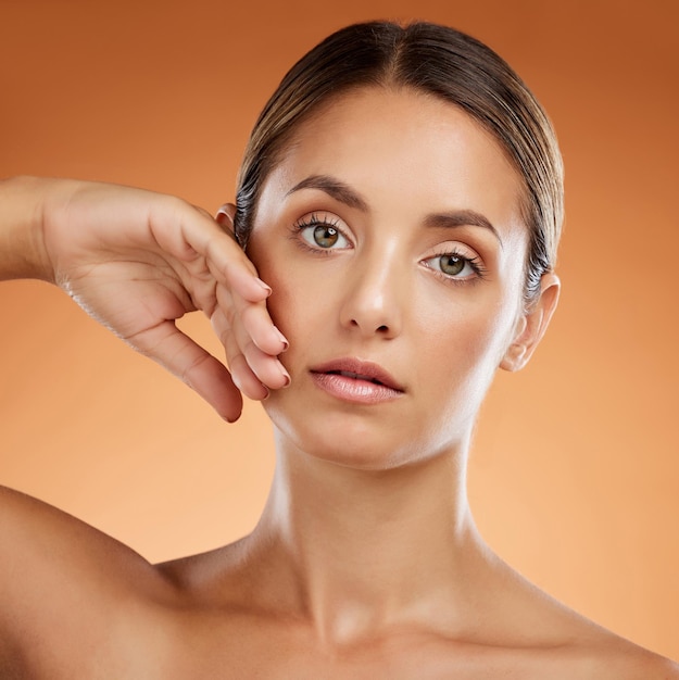 El cuidado de la piel de belleza natural y la mujer tocan la piel o la cara para el producto cosmético de maquillaje en la publicidad de cosmetología