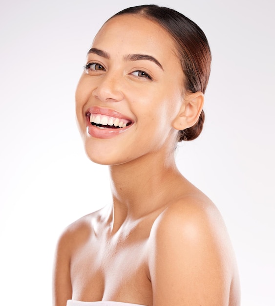 Cuidado de la piel belleza y retrato de mujer con sonrisa en la cara cuidado de lujo para una piel suave, limpia y fresca Felicidad salud y bienestar mujer feliz o niña modelo de México en el fondo del estudio