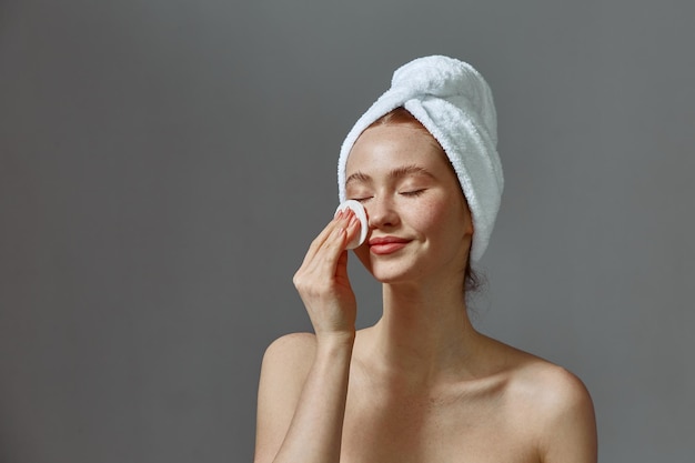 Cuidado de la piel belleza rutina diaria niña limpia la cara con almohadilla de algodón ecológica natural elimina