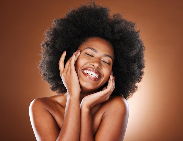 Cuidado de la piel cabello natural y mujer negra en estudio para maquillaje cosmético y belleza para publicidad facial juvenil marketing o promoción Cara modelo africana o afro feliz para el cuidado de la piel y el amor propio