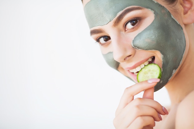 Cuidado de la piel de la cara de belleza. Mujer con mascarilla facial cosmética spa.