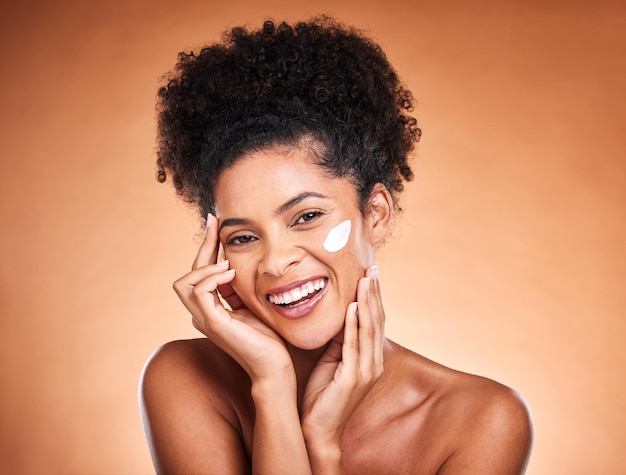 Cuidado de la piel cara y crema de mujer negra en estudio para belleza cosmética y brillo saludable con maqueta para promoción publicitaria o marketing Retrato de modelo joven con protector solar para cuidado dermatológico