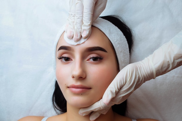 Cuidado de la piel crema cosmética en la cara de una mujer tratamientos de belleza spa cuidado facial