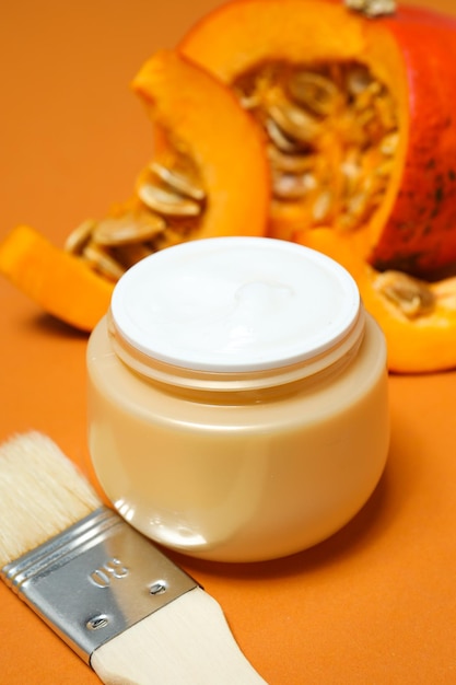 Cuidado de la piel y cuidado de la cara concepto cosmético de calabaza