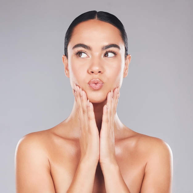 Cuidado de la piel cuidado de los labios y mujer de belleza con cosméticos faciales maquillaje natural de lujo o rutina de autocuidado de spa Dermatología cuidado de la salud y modelo estético con piel limpia y brillante bienestar y arrugas