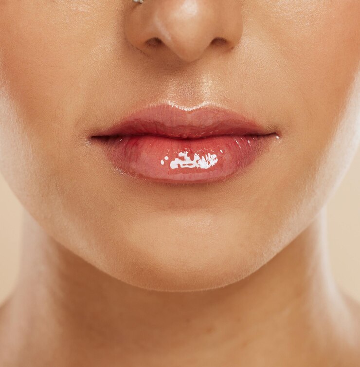 Foto cuidado de la piel de los labios y mujer con lápiz labial para brillo cosmético y bienestar para una piel clara, suave y resplandeciente belleza natural saludable y niña o mujer con maquillaje para una boca brillante fresca y colágeno