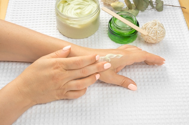 Cuidado de la piel de las manos. Closeup mujer madura adulta manos con uñas de manicura natural. Cerca de la mano de la mujer tocando su suave piel sedosa y saludable. Belleza y salud, concepto de piel madura adulta