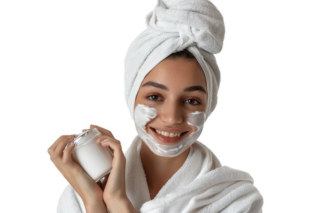 Cuidado de la piel mujer joven alegre sonriente aplicando cosméticos parches en los ojos máscara reduce las arrugas usa una toalla envuelta en la cabeza aislada en fondo blanco tratamiento facial belleza y concepto de spa