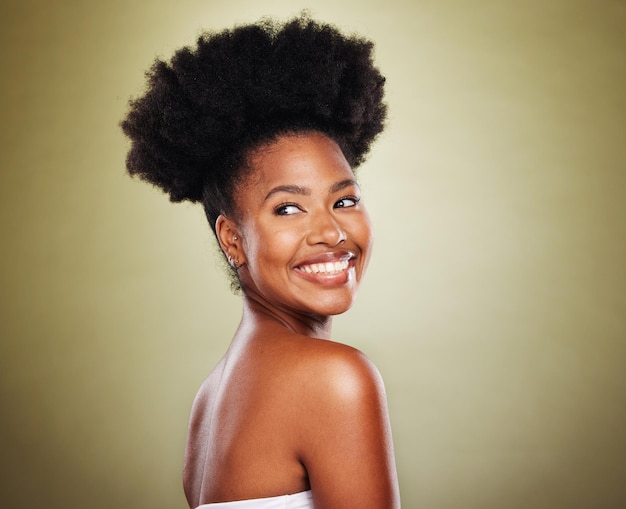 Cuidado de la piel mujer negra y belleza natural en el estudio para el bienestar brillo saludable y crecimiento del cabello en maqueta de fondo verde para marketing Modelo de mujer africana joven feliz con brillo para el cuidado de la piel cosmética