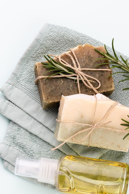 Cuidado de la piel natural hecho a mano. Pastillas de jabón orgánico con extractos de plantas.