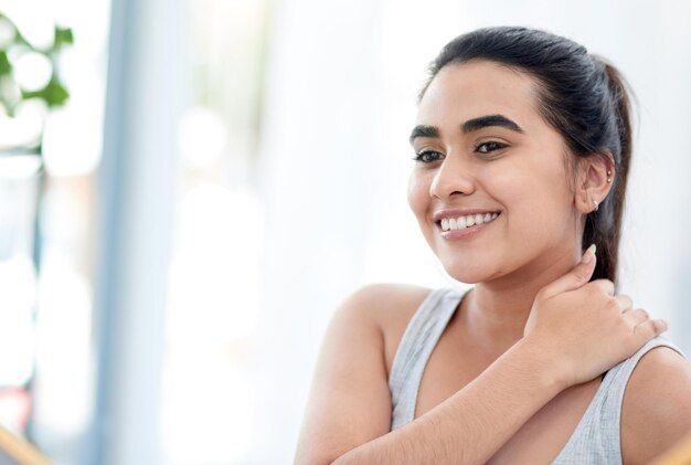 Ese cuidado de la piel realmente valió la pena Fotografía de una mujer joven sonriendo alegremente