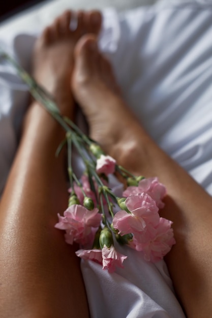 Cuidado de los pies Piernas y flores de mujer