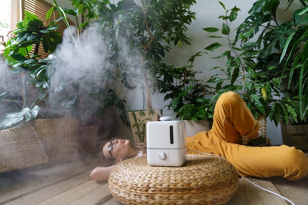 Cuidado de las plantas de interior con humidificador de aire en casa para mantener la humedad y el concepto de salud de las plantas de interior