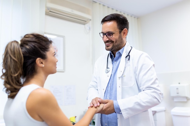 Foto cuidado de la salud y concepto médico médico con paciente en el hospital médico que trabaja en la oficina y escucha al paciente está explicando sus síntomas cuidado de salud y concepto de asistencia