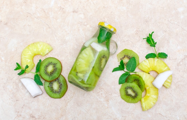 Cuidado de la salud, fitness, concepto de dieta de nutrición saludable. Fresco fresco limón pepino menta agua infundida, cóctel, bebida de desintoxicación, limonada en un frasco de vidrio.