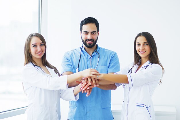 Cuidado de la salud. Médicos atractivos con estetoscopio médico trabajan juntos en el hospital. Médico