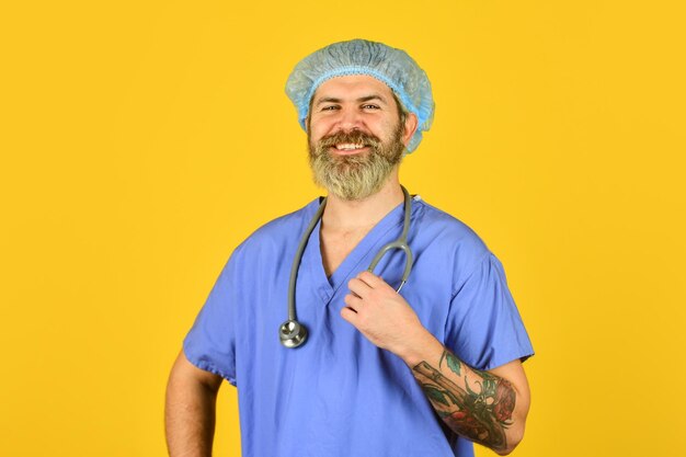 Cuidado de la salud Ocupación del médico Seguro médico Es bueno estar vacunado Período de incubación Ayuda lista para el médico Concepto de diagnóstico Hombre médico barbudo usa gorra de uniforme Hipster trabaja en el hospital