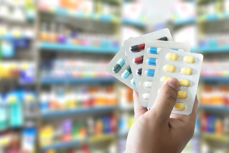 Foto cuidado de la salud, tenencia, en, droguería paquete, píldoras anticonceptivas, farmacia, farmacia