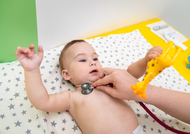 Cuidado de la salud y tratamiento pediátrico para recién nacidos Examen médico pequeño y lindo para bebés