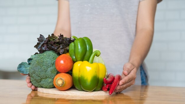 Foto cuidado saludable de frutas y vegetales