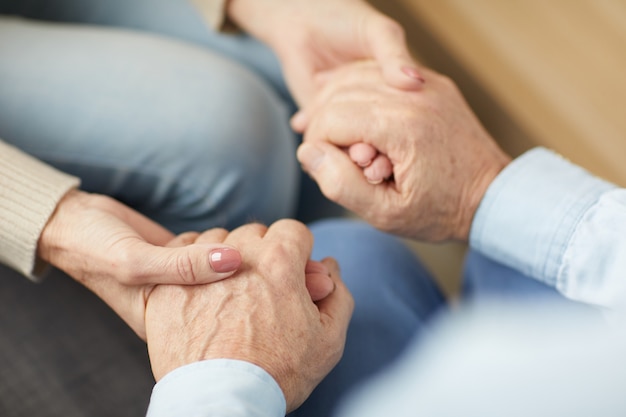 Cuidado Senior pareja cogidos de la mano