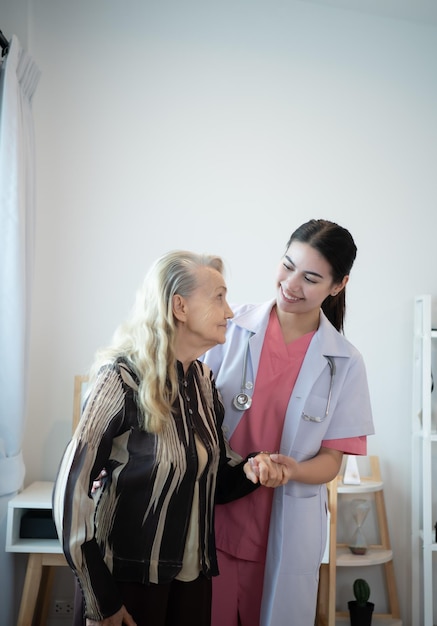 Cuidador de una anciana Exámenes semanales en la residencia de los pacientes