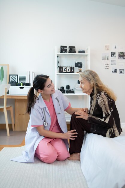 Cuidador de una anciana Exámenes semanales en la residencia de los pacientes