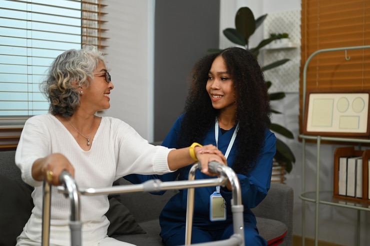 Foto cuidadora positiva que enseña a una anciana a caminar con un andador asistencia a la rehabilitación y la salud