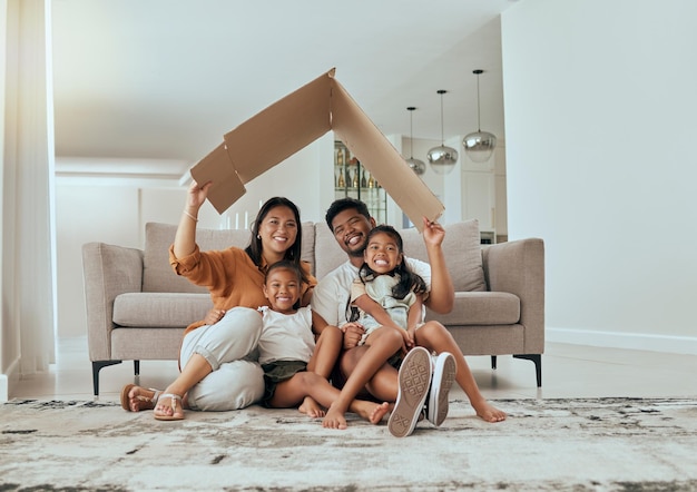 Cuidados com a família e retrato do telhado do seguro residencial com os pais protegendo a casa e os filhos Cobertura de papelão e segurança com os pais mantendo as crianças seguras Hipoteca de amor e cobertura da casa da família