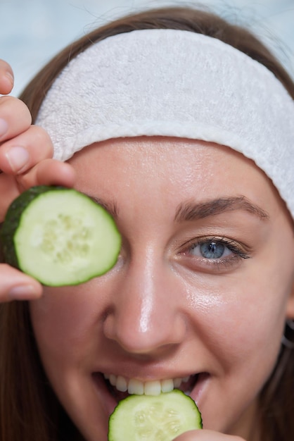 Cuidados com a pele ao redor dos olhos femininos com pepinos verdes Tratamento antienvelhecimento hidratante