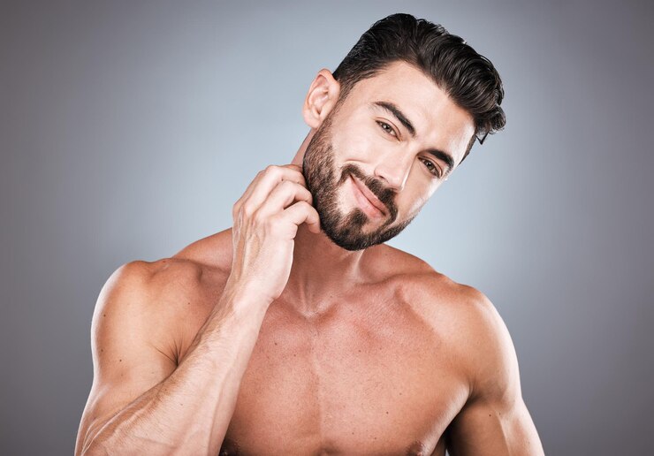 Foto cuidados com a pele, barba e retrato do homem com sorriso, mãos no rosto e manutenção do cabelo cuidados faciais de spa saudável fitness e modelo masculino feliz com músculos fortes em estúdio isolado em fundo cinza