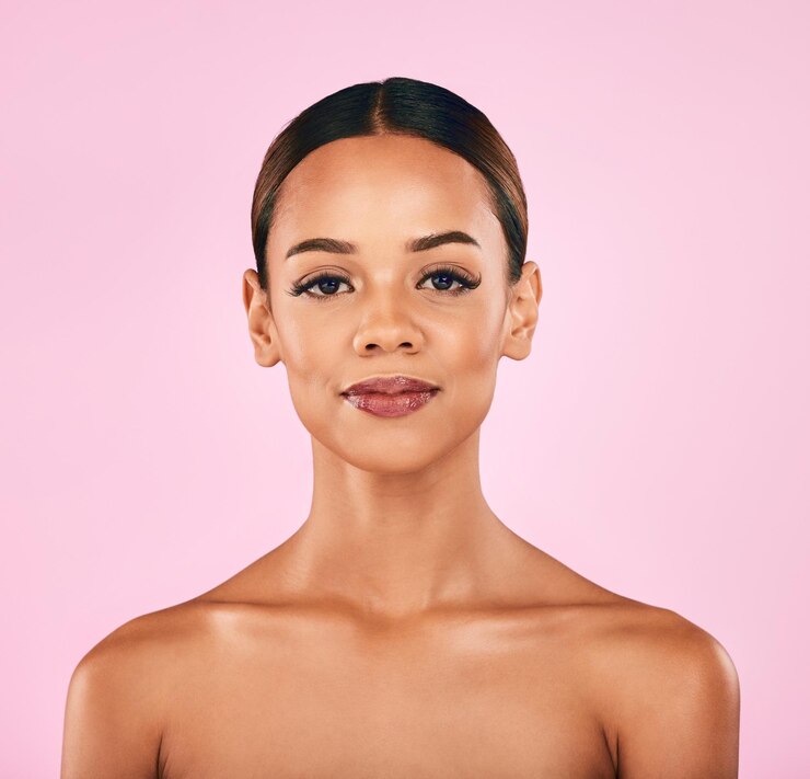 Foto cuidados com a pele beleza natural e retrato de mulher com maquiagem bem-estar e brilho em fundo rosa cosmética dermatologia e modelo com resultados de cuidados faciais de luxo e estética de spa saudável no estúdio