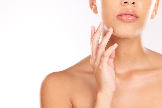 Cuidados com a pele da boca e do rosto da mulher para cosméticos, beleza, brilho natural saudável e maquete de saúde dermatológica, close-up no fundo do estúdio branco, modelo de bem-estar, spa facial orgânico e higiene da pele limpa