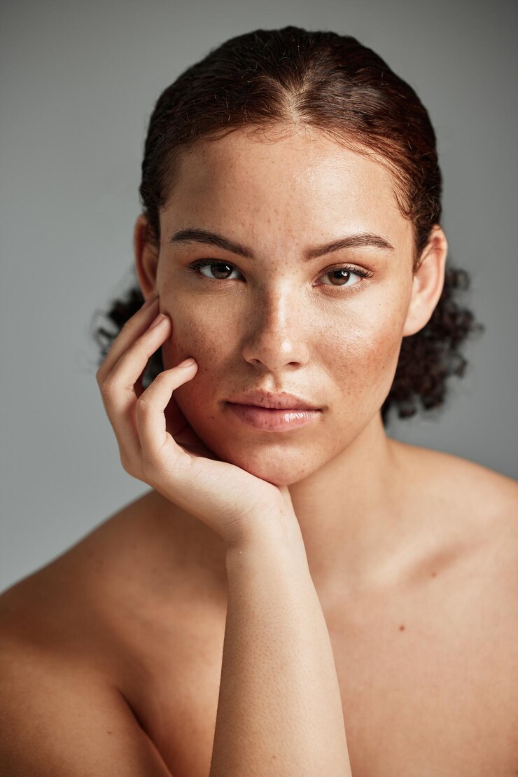 Foto cuidados com a pele da mulher negra e rosto natural para cosméticos de beleza e retrato de campanha de tratamento de brilho cuidados com o corpo saudável do modelo com lindas sardas na pele hidratada em fundo de estúdio cinza