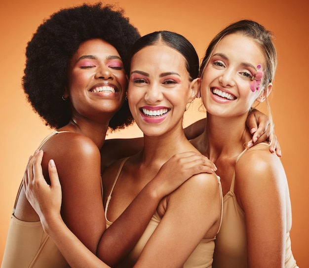 Cuidados com a pele de beleza e diversidade com amigas modelo em um fundo marrom no estúdio para saúde ou bem-estar empoderamento de retrato e naturalidade com um grupo feminino posando juntos para inclusão