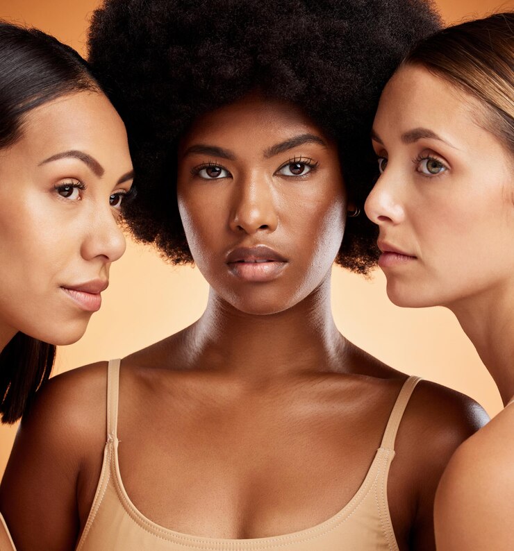 Foto cuidados com a pele de beleza e diversidade com mulher modelo em estúdio em um fundo laranja para promover um produto de bem-estar cosméticos rosto e retrato de um grupo de amigas posando para saúde e cuidados