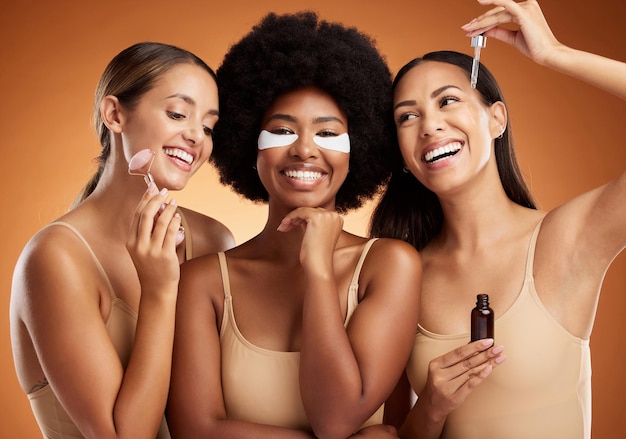 Foto cuidados com a pele de beleza e diversidade com mulheres e produtos de cosméticos faciais e de bem-estar e rotina juvenil spa de luxo e relaxamento com modelo em estúdio de fundo marrom para criatividade e saúde limpas