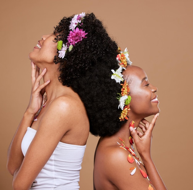 Cuidados com a pele de beleza e flores em cabelos cacheados de mulheres negras para luxo de produtos e primavera Criativa natural e amigos com modelo de menina e coroa de flores de arte para cuidados com os cabelos de amor próprio e florais