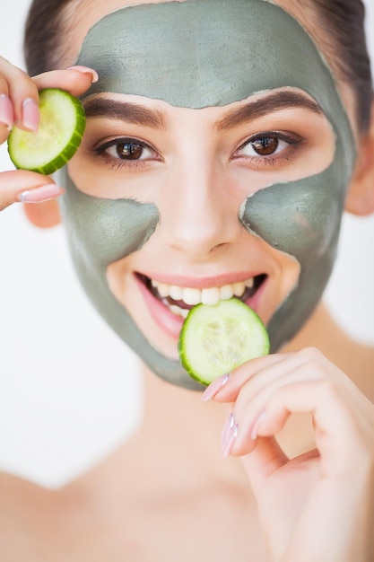 Cuidados com a pele do rosto de beleza. mulher com máscara facial de spa cosmético.