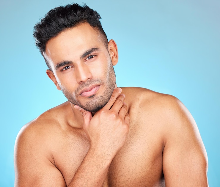 Foto cuidados com a pele e beleza com retrato de homem para bem-estar facial e luxo cosméticos e limpeza de produtos com rosto de modelo para rotina de barba brilhante e autocuidado no estúdio de fundo azul